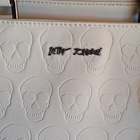 BETSEY JOHNSON Chalk color with Embossed Skulls & Bandana Purse. NWT. - Picture 3 of 15